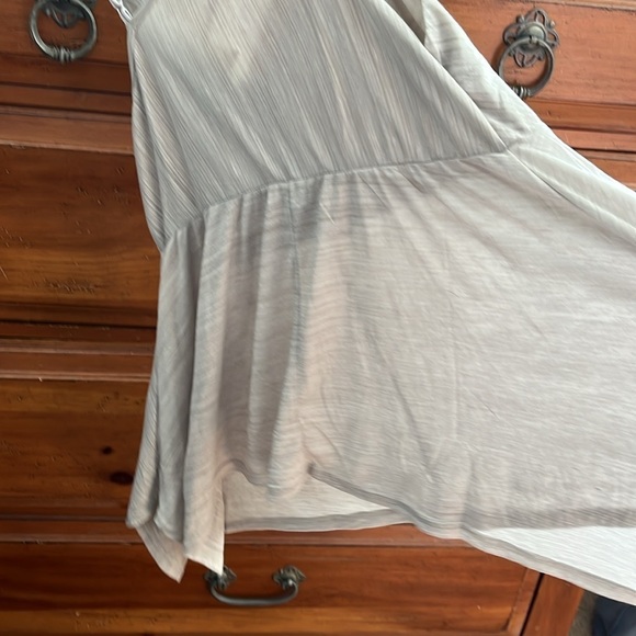 NWT Hem & Thread Women’s Cream V-Neck Top Size Large - Picture 2 of 8